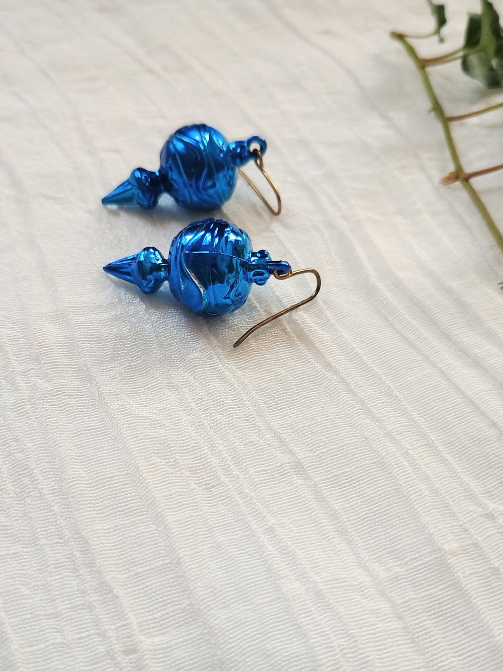 💙 CHRISTMAS CORE 💙 VTG Blue Plastic Mini Finial Ornament Earrings, Kitschy